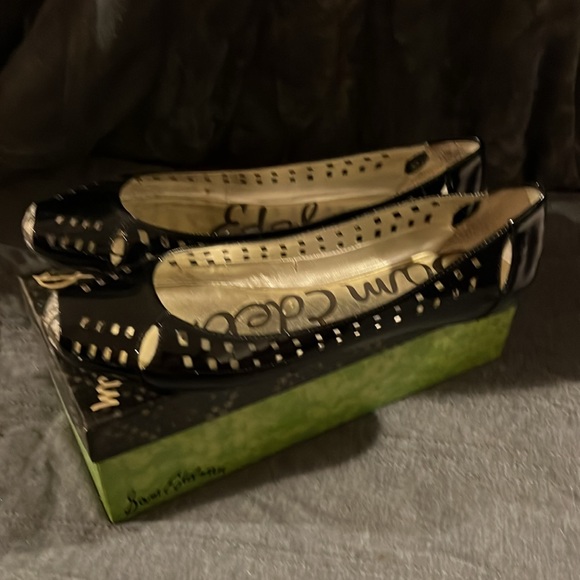 Sam Edelman Black Flats with Tan Details - Picture 2 of 4